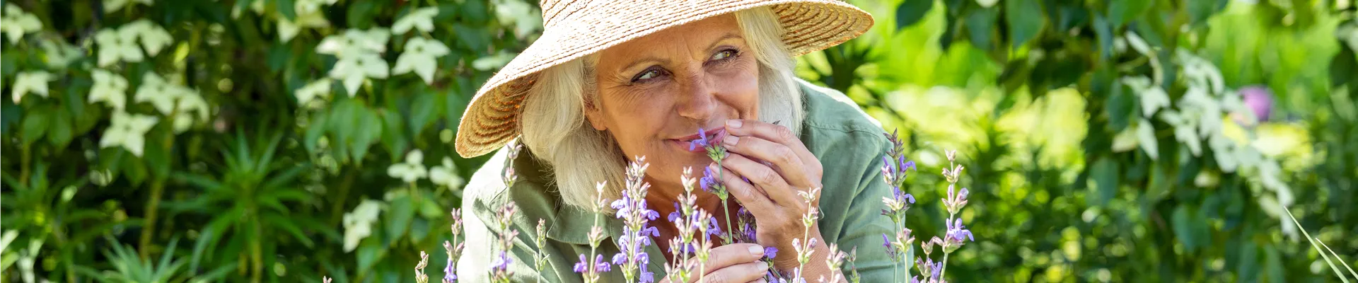 Gartenfreizeit - Frau im Garten