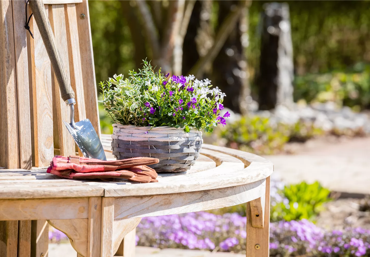 Bepflanzter Übertopf im Gartenambiente Bepflanzter Übertopf im Gartenambiente