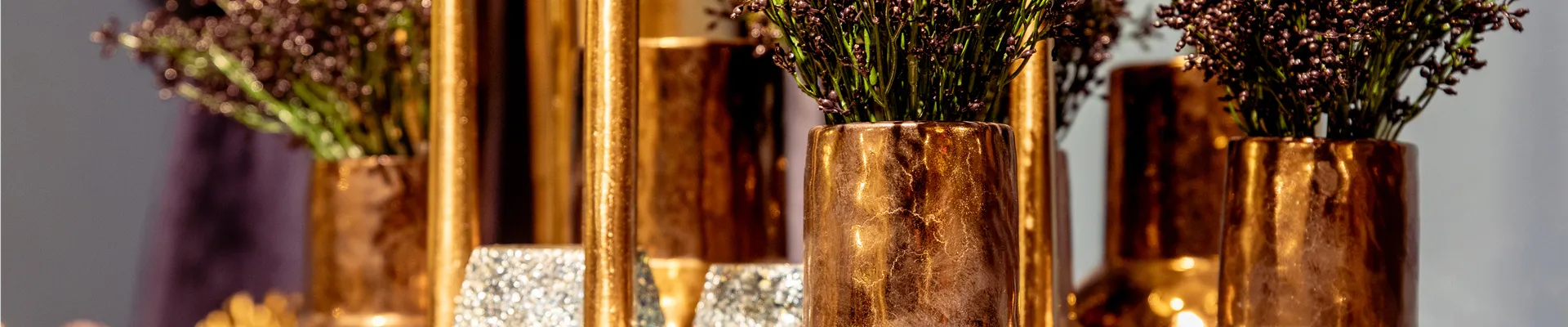 Deko - goldene Vasen mit Kunstblumen